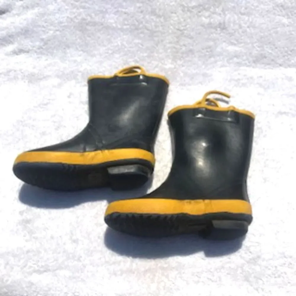 Size: 11Y Kids Rain Boots . Waterproof Rubber w/ Pull Handles . Shark . USED